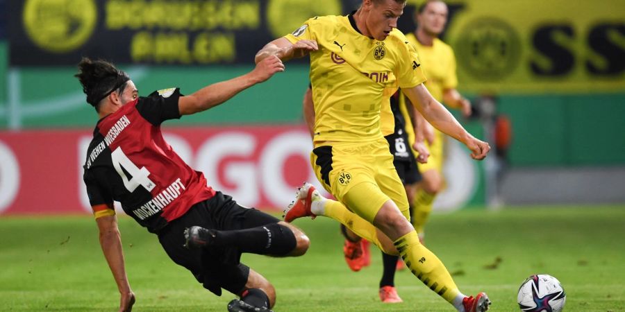 Ein Stürmer mit «Abschlussqualität» - so beschreibt der BVB-Sportschef den Neuzugang Steffen Tigges (r).