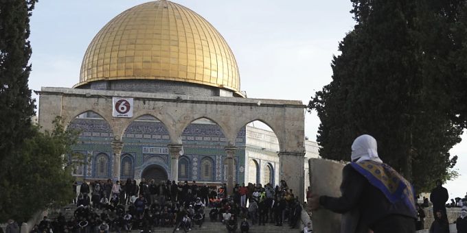 Die israelische Polizei und palästinensische Jugendliche sind in den vergangenen Tagen an einer wichtigen heiligen Stätte in Jerusalem, die Juden und Muslimen heilig ist, mehrfach aneinandergeraten. Foto: Mahmoud Illean/AP/dpa Die israelische Polizei und palästinensische Jugendliche sind in den vergangenen Tagen an einer wichtigen heiligen Stätte in Jerusalem, die Juden und Muslimen heilig ist, mehrfach aneinandergeraten. Foto: Mahmoud Illean/AP/dpa