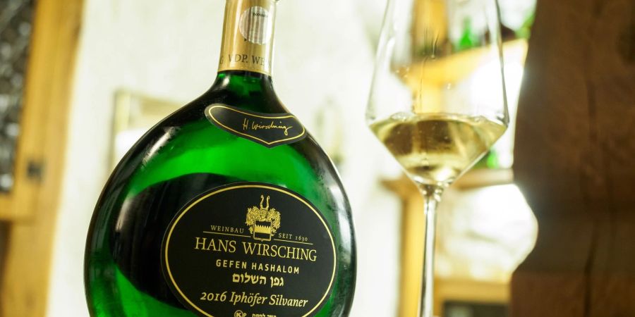 Das Weingut Wirsching hat den ersten koscheren Wein im Bocksbeutel vorgestellt. Damit ein Wein als koscher gilt, dürfen mit dem Saft nur orthodoxe Juden in Kontakt kommen. Der Kellermeister durfte den Wein während der gesamten Zeit nicht einmal sehen.