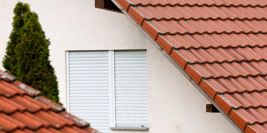 Die Rollläden sind heruntergelassen: Ein mutmasslicher Serientäter soll im baden-württembergischen Walldürn eine junge Frau mehrere Tage lang mit Hilfe seines Bruders festgehalten und vergewaltigt haben.