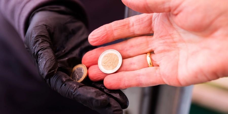 Ein Drittel der Deutschen wird einer Umfrage zufolge wegen der extrem gestiegenen Preise nach eigener Einschätzung ihr Einkommen durch Nebenjobs aufbessern müssen.