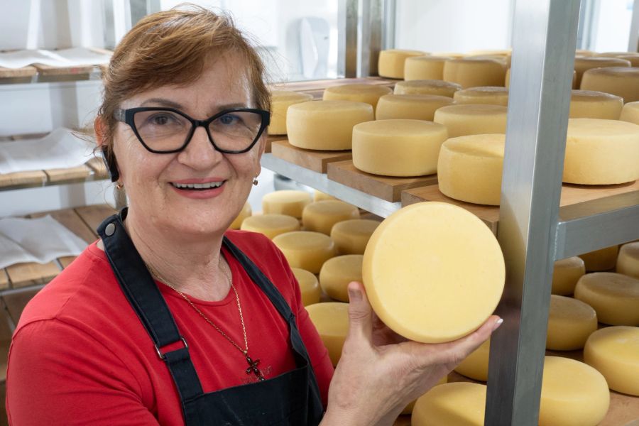 Frau Regal Käse Schafskäse Herstellung