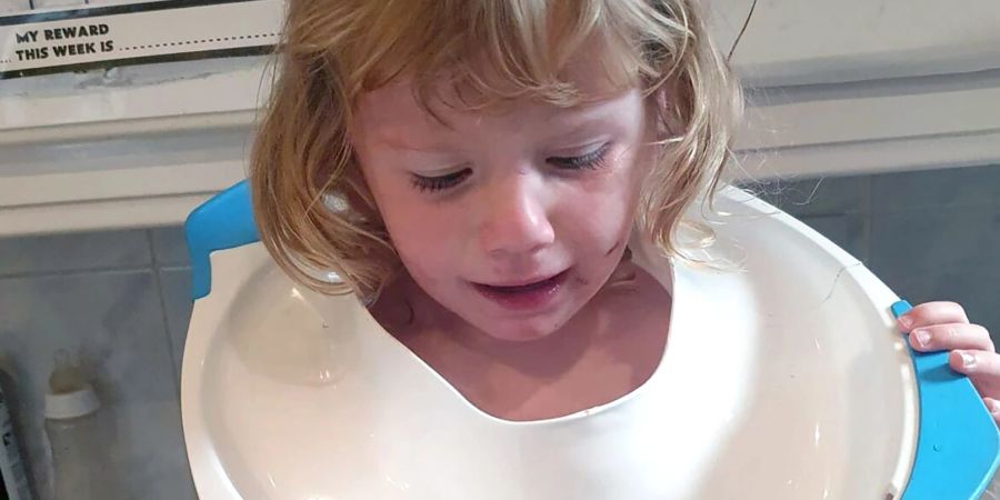 Mädchen in Toiletten-Schüssel
