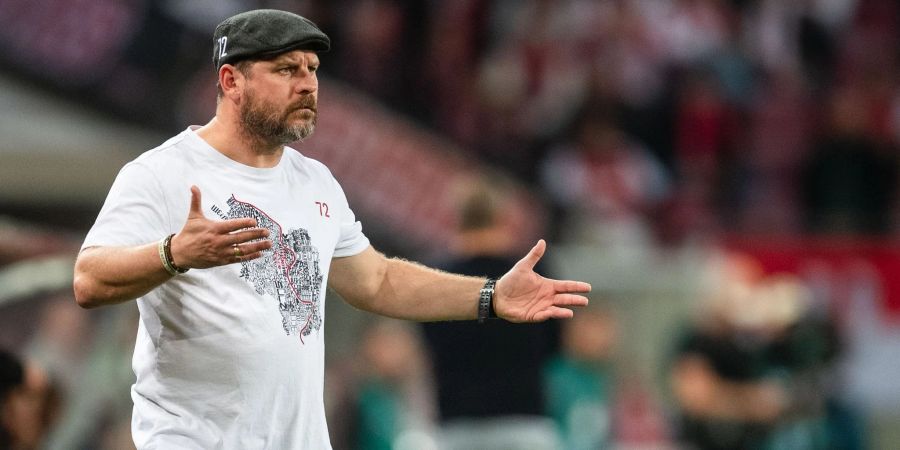 Kölns Trainer Steffen Baumgart reagiert an der Seitenlinie.