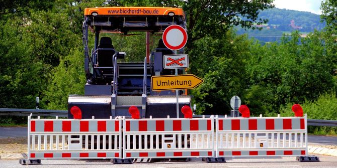 Baustelle Fahrzeug Strassensperre Belagsarbeiten