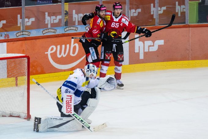 Berns Ramon Untersander (r.) und Oscar Lindberg feiern den Treffer zum entscheidenden 4:3. SCB