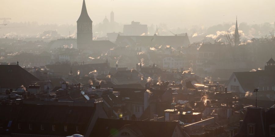 Neblige Aussicht über Zürich von der Polyterrasse der ETH aus gesehen.