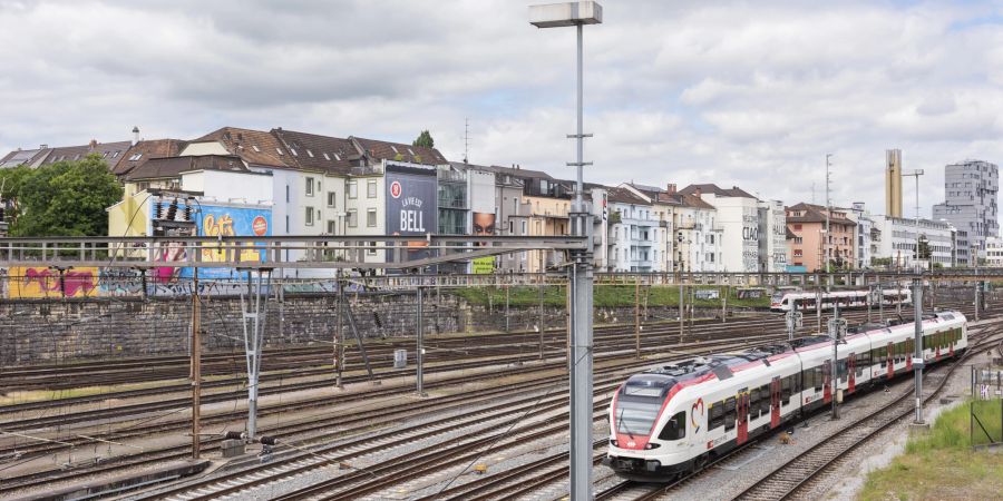 Der Bahnhof SBB in Basel mit Blick auf die Häuserzeile an der Hochstrasse im Gundeliquartier.