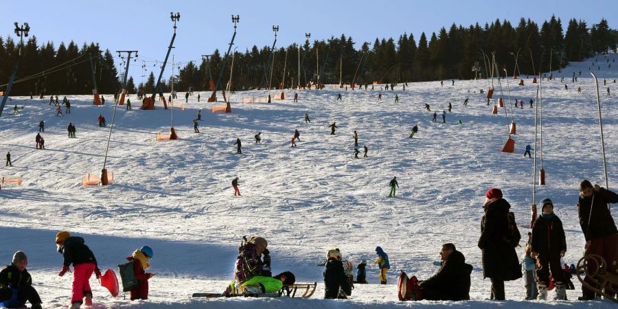 Trotz drastisch gestiegener Energiepreise sollen Skifahrer in Sachsen auf ihre Kosten kommen. Ein Verzicht auf die Beschneiung ist für Pistenbetreiber keine Option.