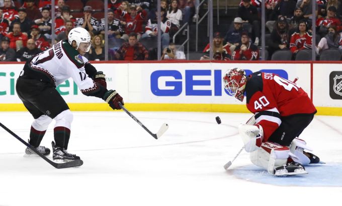 Akira Schmid ist Nico Hischier und seinem Team gegen Arizona ein sicherer Rückhalt. akira schmid