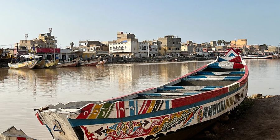 PRODUKTION - Ein für Westafrika typisches Fischerboot aus Holz liegt am Fluss Senegal in St. Louis. Foto: Lucia Weiss/dpa