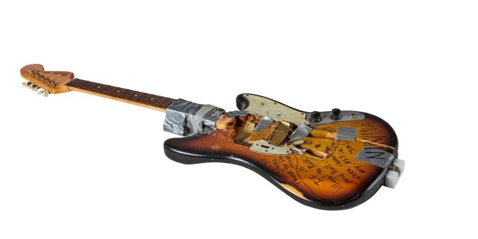 Eine zerschmetterte 1973 Fender Mustang des früheren Nirvana-Frontmanns Kurt Cobain. Kurt Cobain