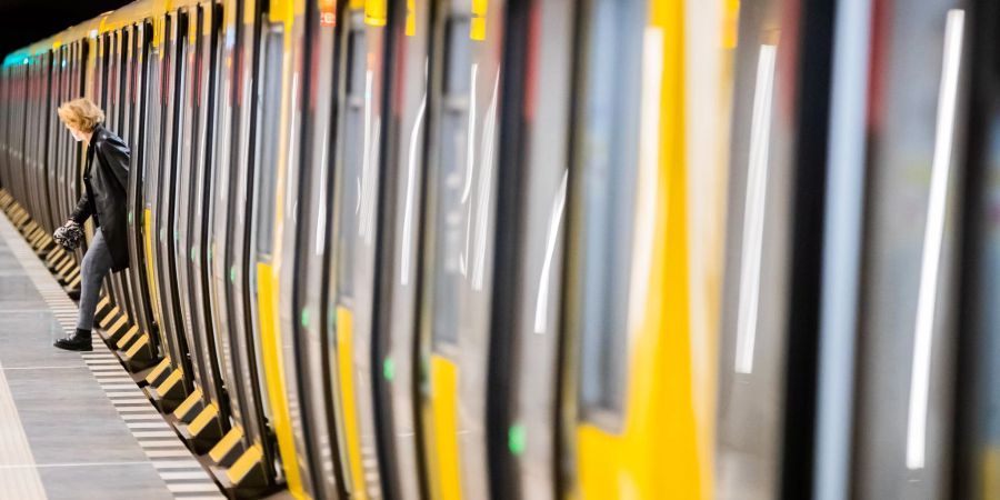 Nach dem Erfolg des bundesweiten 9-Euro-Tickets soll ein 49-Euro-Ticket als Nachfolger kommen.