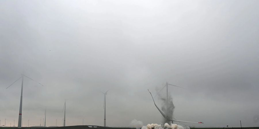 Das Windrad fällt bei der Sprengung in sich zusammen.