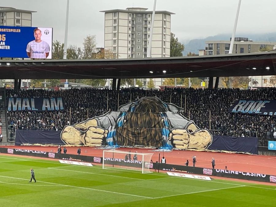 Die Fans des FC Zürich haben beim letzten Pflichtspiel 2022 eine Choreo vorbereitet.