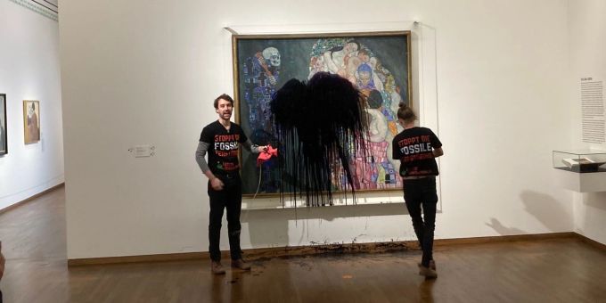 Klimaaktivisten der Gruppe »Letzte Generation« haben im Leopold Museum das Gemälde »Tod und Leben« von Gustav Klimt mit Öl überschüttet. Unbekannt/LETZTE GENERATION ÖSTERREICH/dpa/AP Gustav Klimt Bild