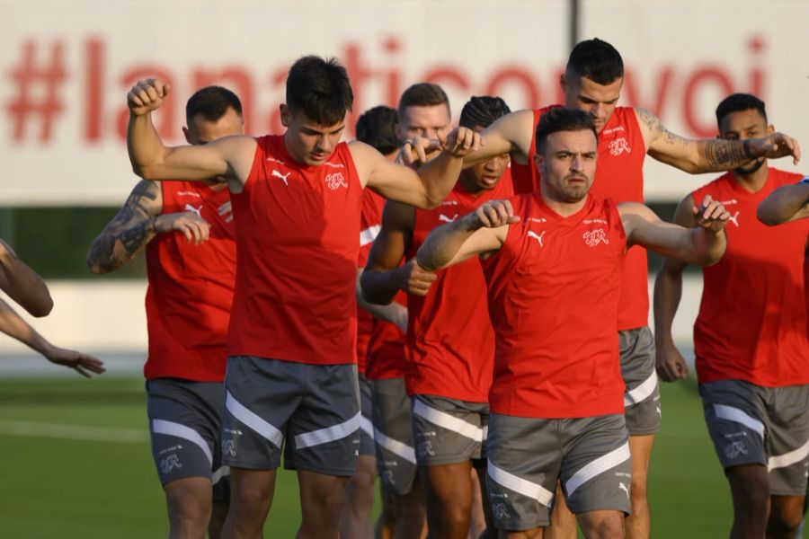 Die Schweiz hat ihre erste Trainings-Einheit in Katar bestritten.