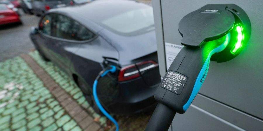 Mit fast leerem Akku schneller laden: Da die Ladeelektronik die Stromaufnahme mit zunehmenden Ladestand senkt, lässt sich andersherum mit fast leerem Auto Zeit beim Nachladen sparen.