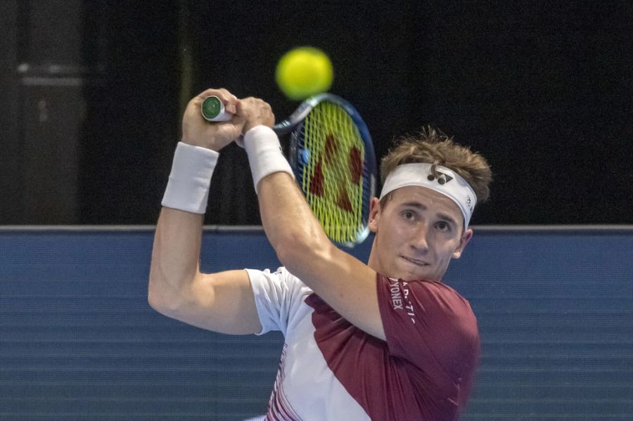 Er bezwingt den favorisierten Norweger Casper Ruud (ATP 3) in zwei Sätzen.