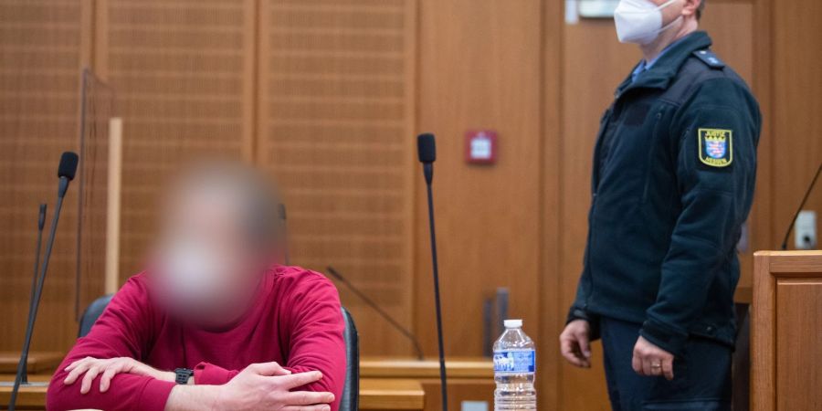 Der Angeklagte im Prozess um die «NSU 2.0»-Drohschreiben sitzt im Frankfurter Landgericht.