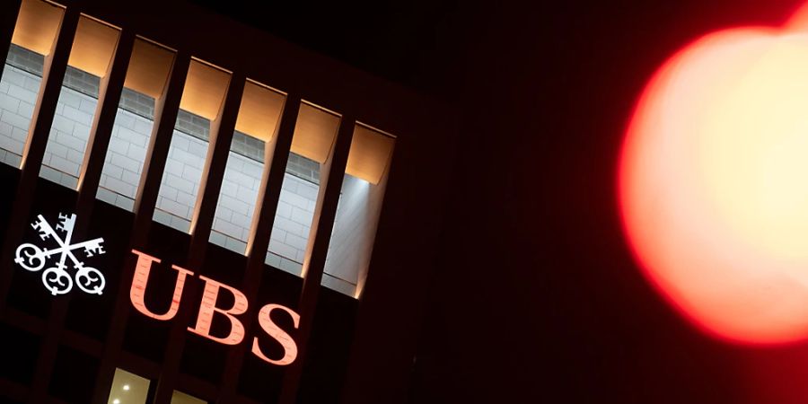 Alle Sparten der Grossbank UBS mussten im von Unsicherheit geprägten Umfeld einen Ertragsrückgang hinnehmen. (Archivbild)