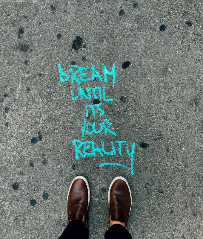 In diesem Leben ist alles möglich. Spruch auf Asphalt