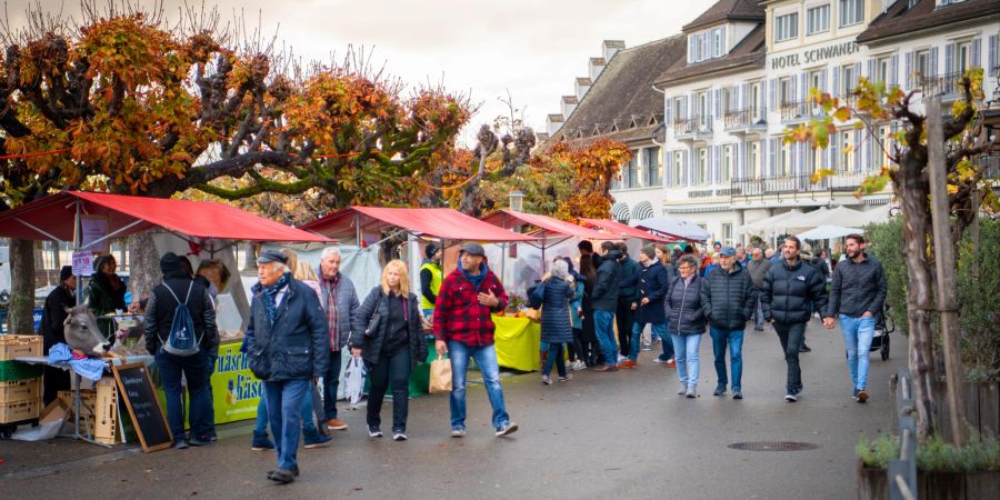 Passanten und Marktstände am Seequai in Rapperswil . - Kanton St.Gallen