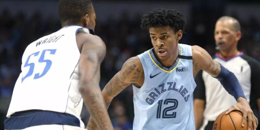 Ja Morant (r) von den Memphis Grizzlies ist zum Rookie des Jahres in der NBA gekürt worden. Foto: Ron Jenkins/FR171331 AP/dpa