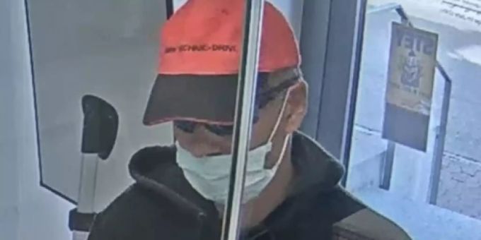 Überfall oder nicht? Auf jeden Fall schützt diese Maske wenig. Bankschalter Geld