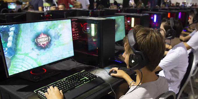 Der Wettkampf mit Computerspielen erlebt in der Coronakrise einen Boom. (Archivbild) E-Sport