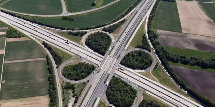 Luftbild vom Autobahnkreuz Walldorf. Hier kreuzen sich die Autobahnen A5 und A6. Foto: Uli Deck/dpa