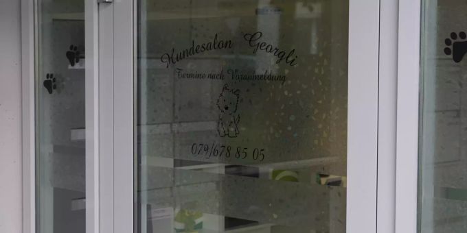 Die Tür zum Hundesalon Georgli in Steinen. Hundesalon Georgli