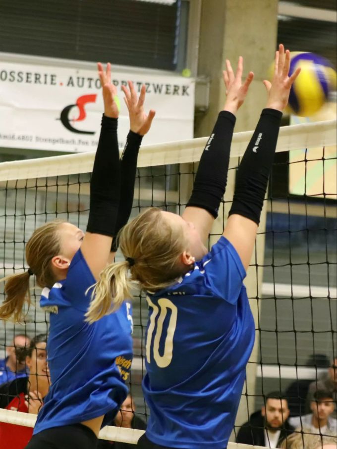 Doppelblock: die ambitionierten Teams des VBCO wollen diese Meisterschaft nach oben. Volleyball Oftringen