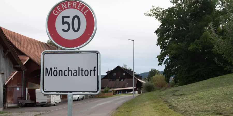 Ortsschild der Gemeinde Mönchaltorf.