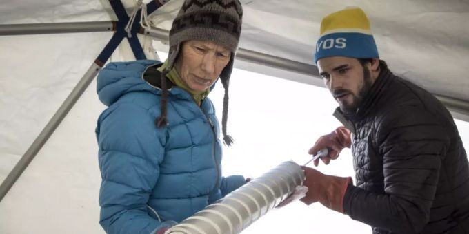 Einige 17 Meter lange Bohrkerne zogen die Forscher aus dem Gletscher des Grand Combins heraus. Das Vorhaben, 80 Meter tief zu bohren, scheiterte. Bohrkern gletscher