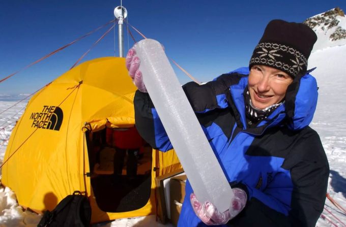 Die Forscherin Margit Schwikowski auf dem Col Gnifetti bei Monte Rosa. Margit Schwikowski