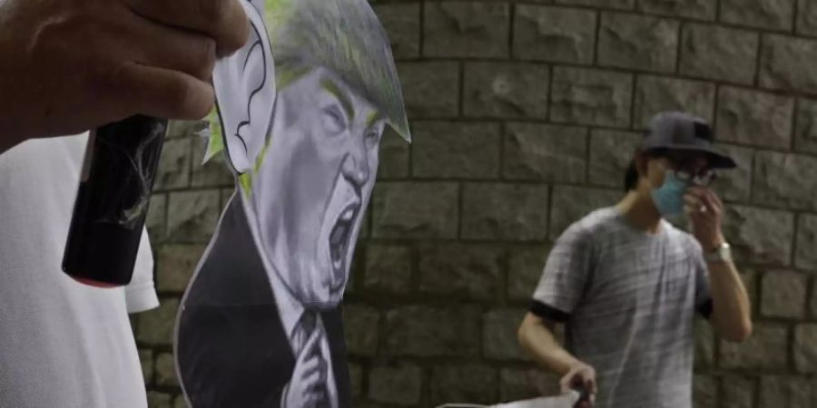 Pro-China-Anhänger bei einem Protest vor dem US-Konsulat in Hongkong. Foto: Vincent Yu/AP/dpa