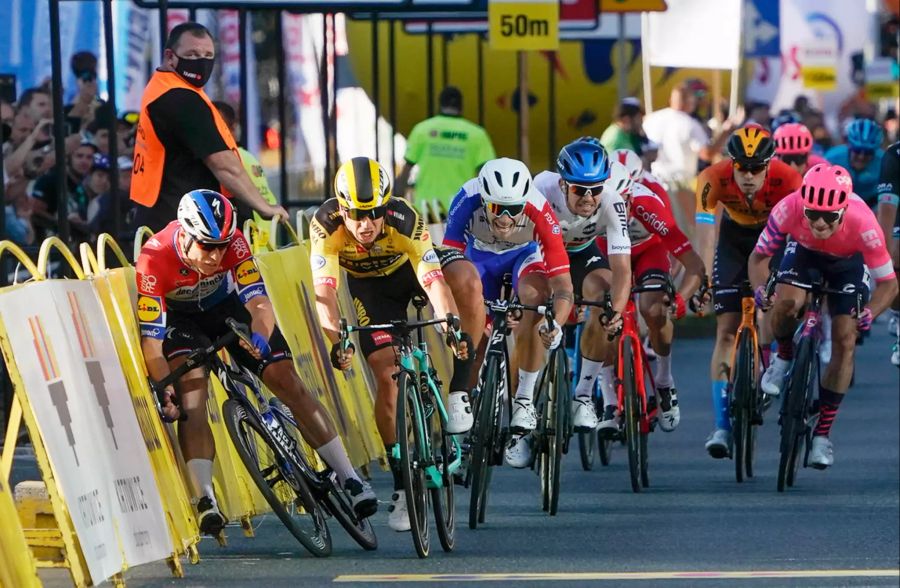 Fabio Jakobsen (l) aus den Niederlanden und Dylan Groenewegen (2.v.l) aus den Niederlanden stürzen beim Zielsprint.