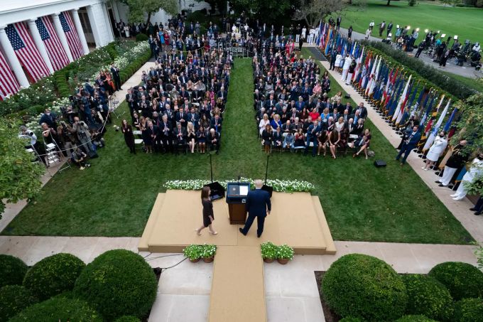 In den Tagen vor seinem positiven Corona-Test ist Trump viel gereist und war in der Nähe Dutzender Menschen. In den Fokus gerät insbesondere eine Veranstaltung im Garten des Weissen Hauses vor einer Woche, als Trump die konservative Juristin Amy Coney Barrett als Kandidatin für den freien Posten am Obersten Gericht der USA vorstellte. Nach positivem Coronatest bei US-Präsident Trump