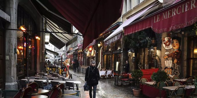 In Paris schliessen die Bars wegen der Corona-Lage für zwei Wochen. Paris Corona