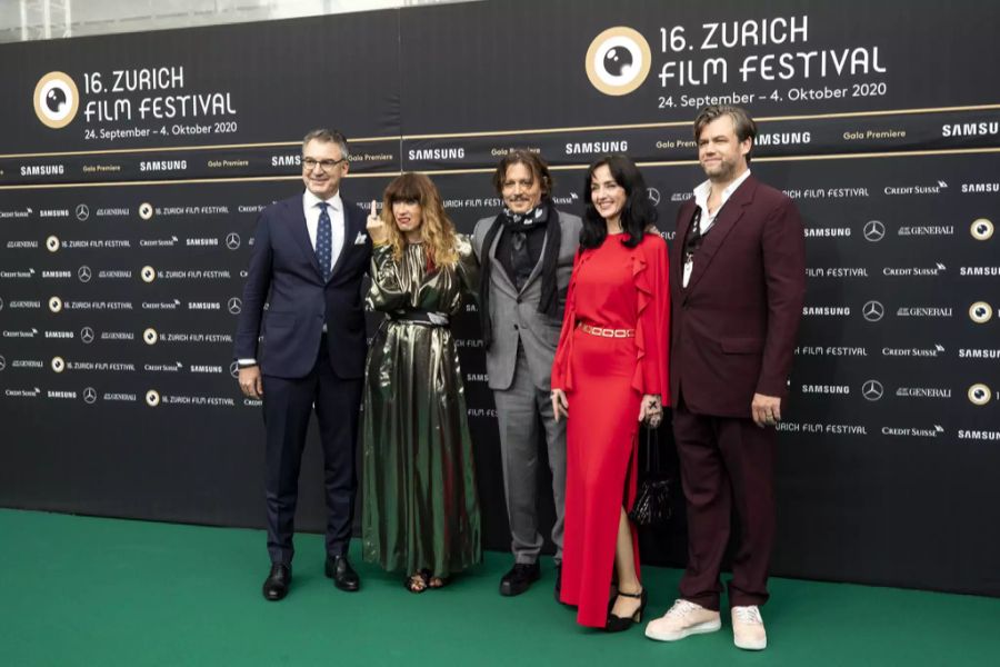 (v.l.n.r.) Christian Jungen, Künstlerischer Leiter des Zürcher Filmfestivals, Produzentin Victoria Mary Clarke, US-amerikanischer Schauspieler Johnny Depp, Gina Deuters und Stephen Deuters posieren auf dem Grünen Teppich während des 16. Zürcher Filmfestivals (ZFF) in Zürich