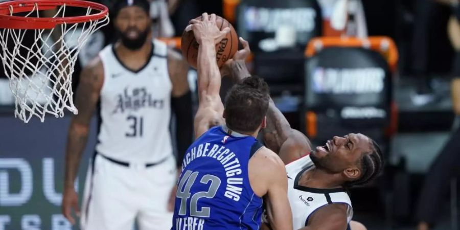 Maxi Kleber (l) von den Dallas Mavericks in Aktion gegen Kawhi Leonard von den Los Angeles Clippers. Foto: Ashley Landis/Pool AP/dpa