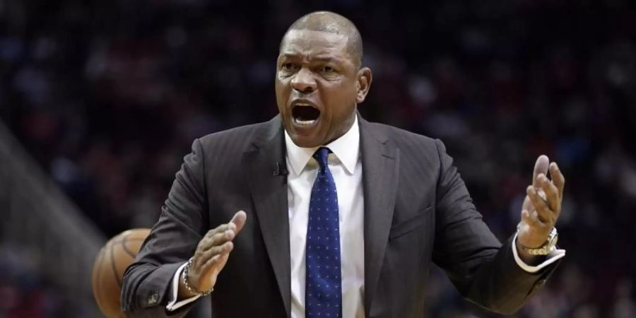 Doc Rivers vom NBA-Club Los Angeles Clippers hat mit emotionalen Worten gegen den anhaltenden Rassismus in den USA protestiert. Foto: David J. Phillip/AP/dpa