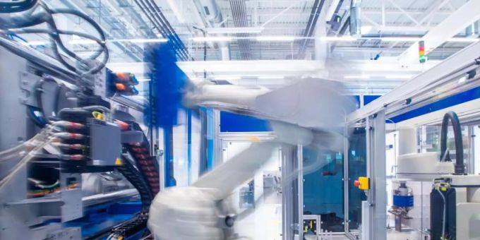 Ein Industrieroboter nimmt unter Reinraumbedingungen einen Halter für Insulinspritzen in einer Produktionshalle eines neu errichteteten Werks des Schweizer Medtech -Unternehmens Ypsomed aus einer Maschine. medizintechnik
