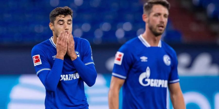 Der Schalker Ozan Kabak (l) soll Werder Bremens Ludwig Augustinsson bespuckt haben. Foto: Guido Kirchner/dpa