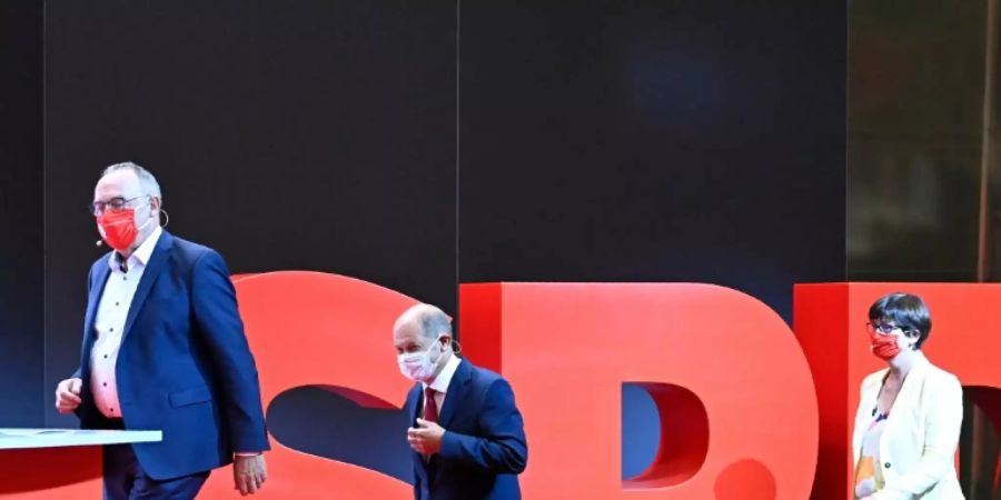 Walter-Borjans (l.), Esken, Kanzlerkandidat Olaf Scholz vor SPD-Logo