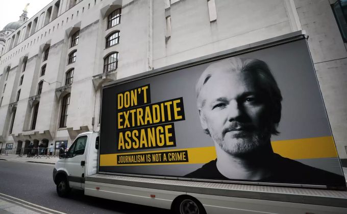 Ein LKW mit dem Gesicht von Julian Assange. Britain Assange