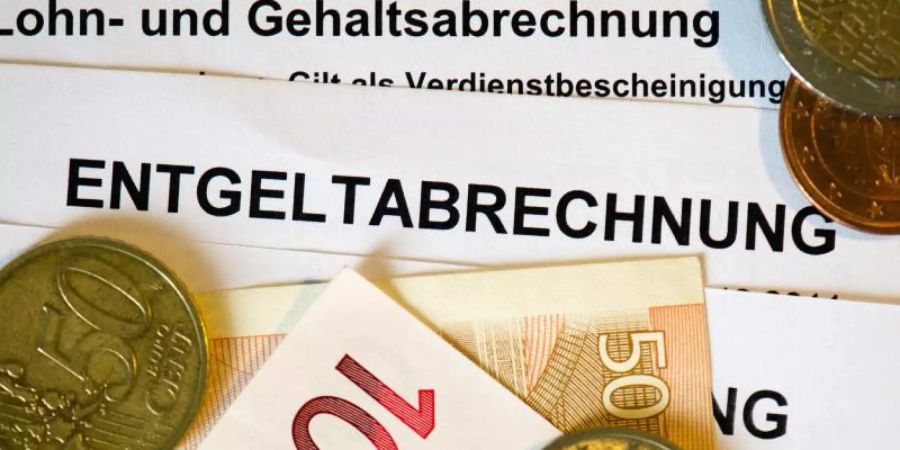 Die Gehaltsunterschiede zwischen Arbeitnehmern in Ost- und Westdeutschland bleiben gross - der Lohnabstand hat sich jedoch weiter verringert. Foto: Arno Burgi/dpa-Zentralbild/dpa/Illustration