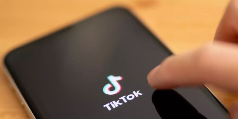 Smartphone mit TikTok-Logo