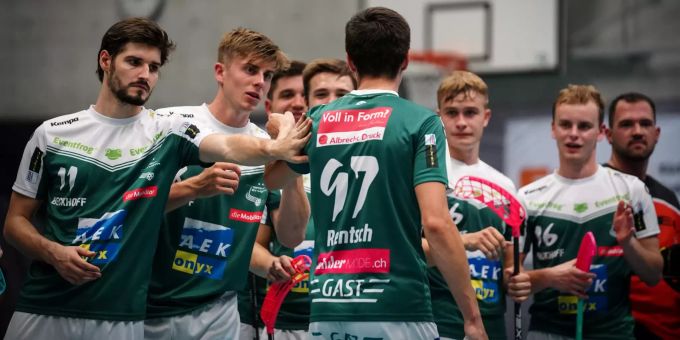 Die Teamkollegen beglückwünschen Matchwinner Marco Rentsch zu seinem zweiten Tor. SV Wiler-Ersigen